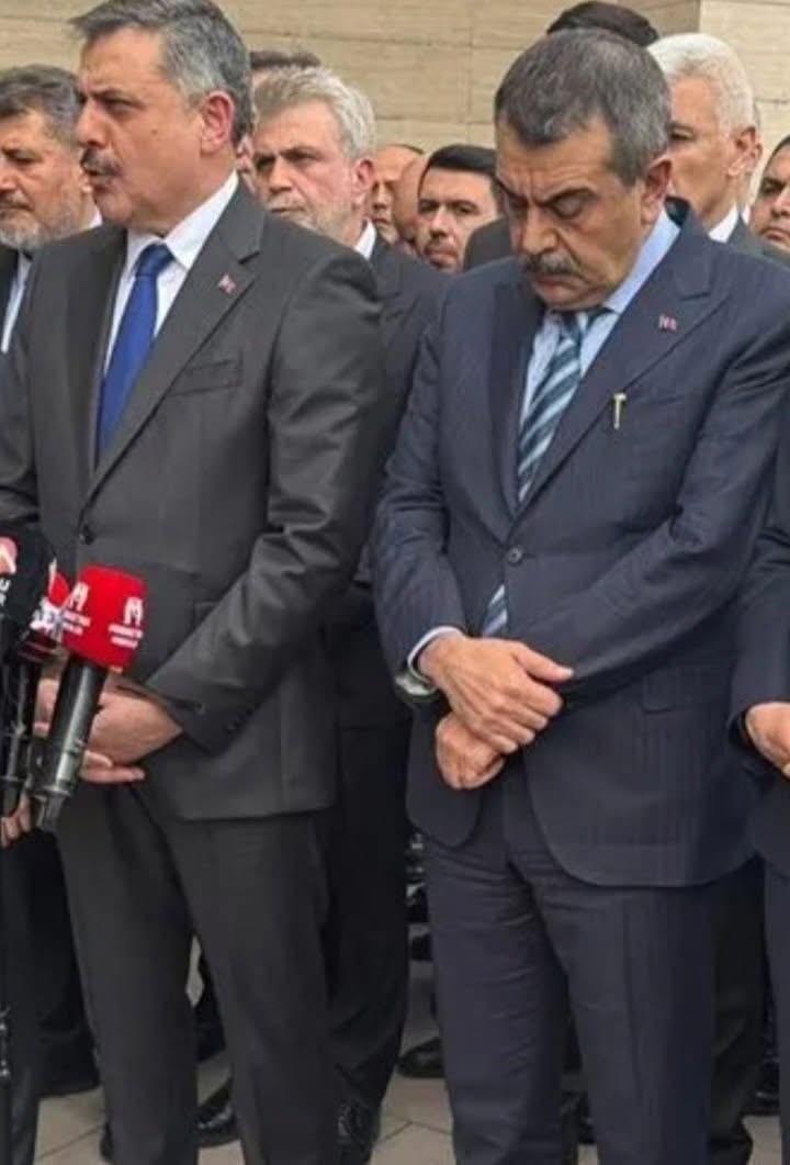 YÜZLERDEKİ İFADE UTANÇ DEĞİL, KAYGI DEĞİL BU BİR SİYASAL ÜZÜNTÜNÜN DONMUŞ HALİ DUYGULARIN DİLİNDEN OKUNAN SESSİZLİK